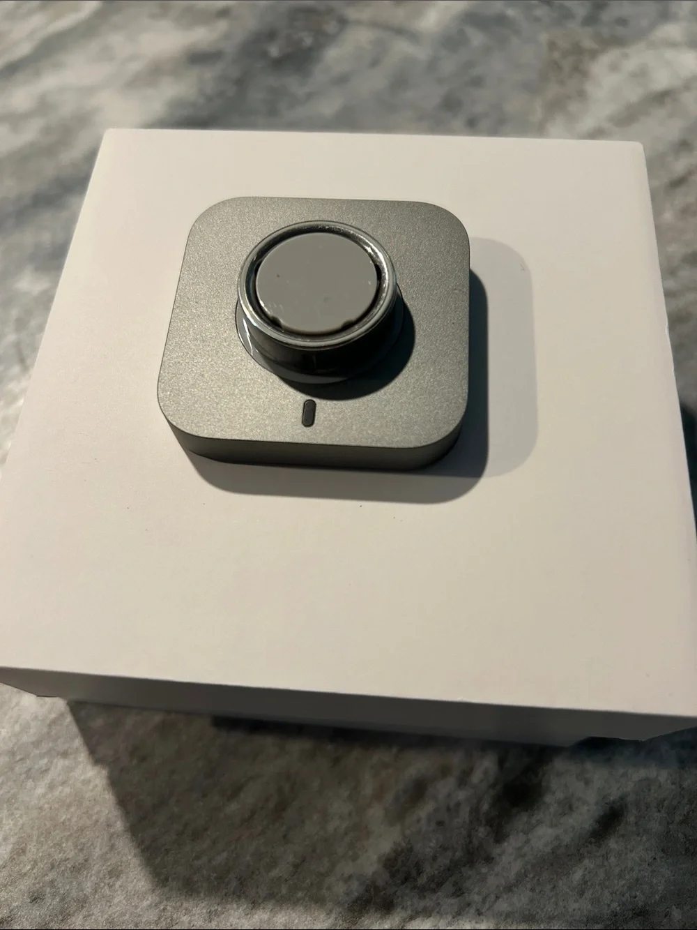 Oura 4 Silver Smart Ring with Gray Magnetic Charger